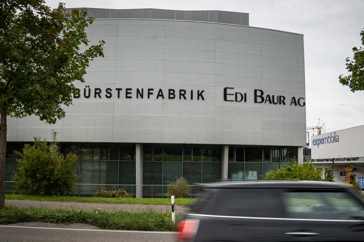 Selbstbewusst: Seit 2004 ist die Edi Baur AG in einem eigenen Neubau im Fehraltorfer Industriequartier ansässig. Nicholas Saladin führt uns durch die Edi Baur AG.